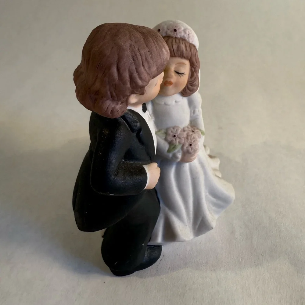 Adorable Bride and Groom Cake Topper NWOT